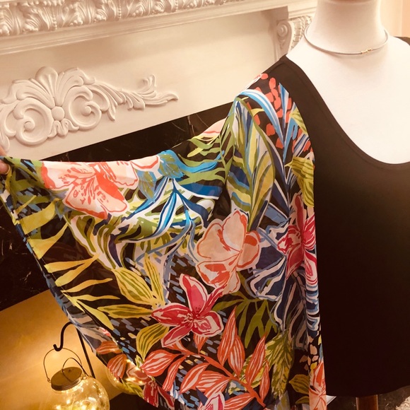 Butterfly 🦋 sleeve Flowy Top! - Picture 2 of 10